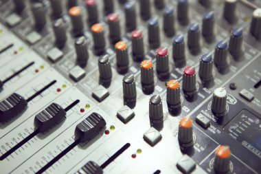 Müzik stüdyosu. Ses karıştırıcı kontrol düğmeleri cihazı