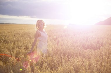buğday alan üzerinde yürüyen güzel kadın