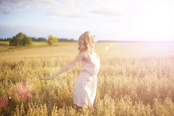 Hermosa mujer caminando en el campo de trigo — Foto de Stock