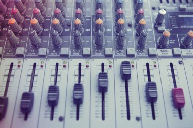 Müzik stüdyosu. Ses karıştırıcı kontrol düğmeleri cihazı
