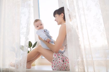 Bebek güzel yatak odasında genç anne