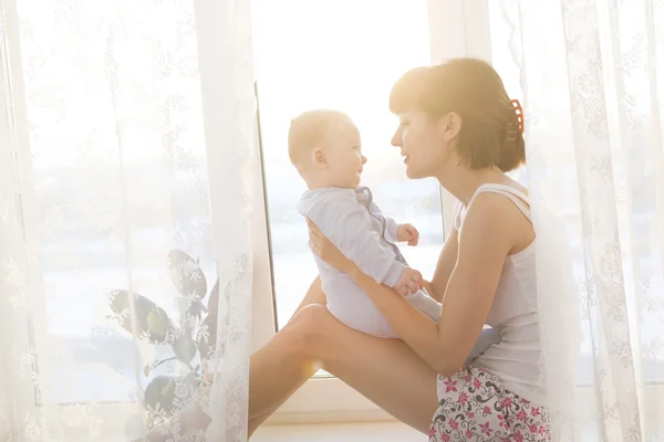 Ibu muda dengan bayi di kamar tidur yang indah — Stok Foto