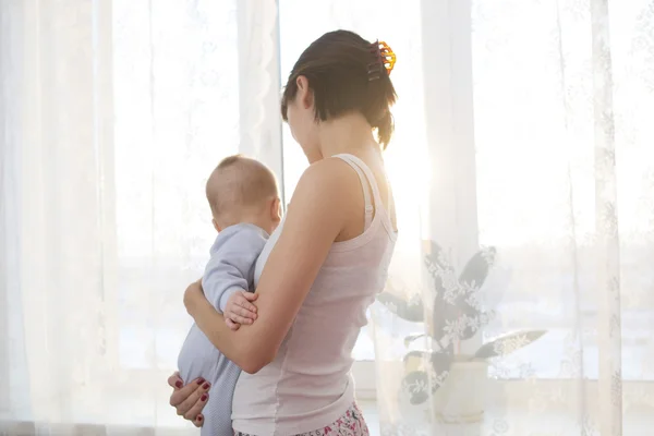 Bayi kecil dalam pelukan ibunya ruang tamu . — Stok Foto