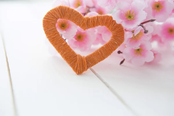 Blommande gren med rosa fina blommor på träytan. — Stockfoto