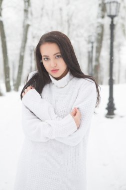 Güneş ayaz sahne altında