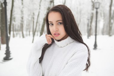 Güzel esmer beyaz sıcak kazak giyen portresi