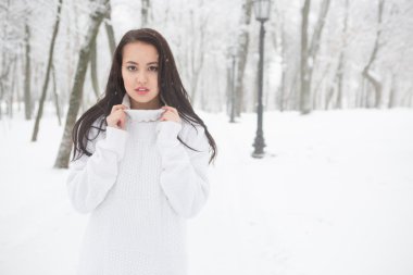 Güneş ayaz sahne altında