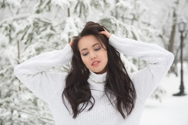 Retrato al aire libre de linda chica suéter caliente blanco —  Fotos de Stock