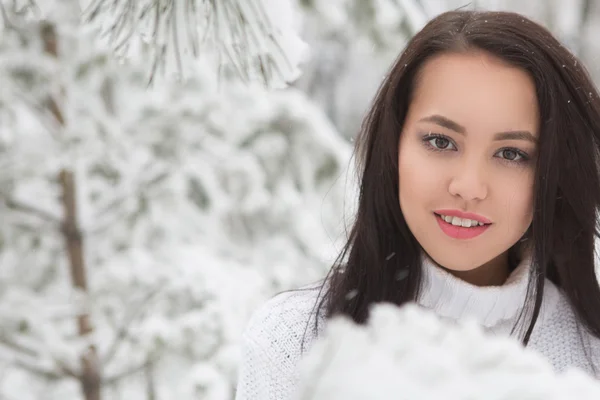 Utomhus porträtt av söt flicka vit varm tröja — Stockfoto