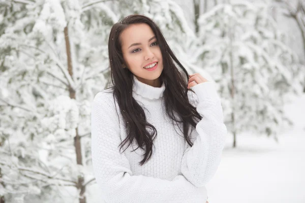 Retrato de morena bonita vestindo suéter quente branco — Fotografia de Stock
