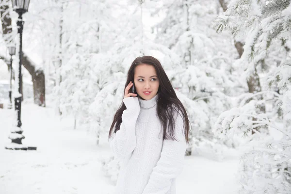 Κορίτσι μιλάει στο τηλέφωνο σε εξωτερικούς χώρους το χειμώνα. — Φωτογραφία Αρχείου