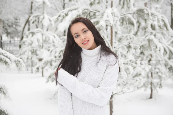 Portret van een mooie brunette buitenshuis. — Stockfoto