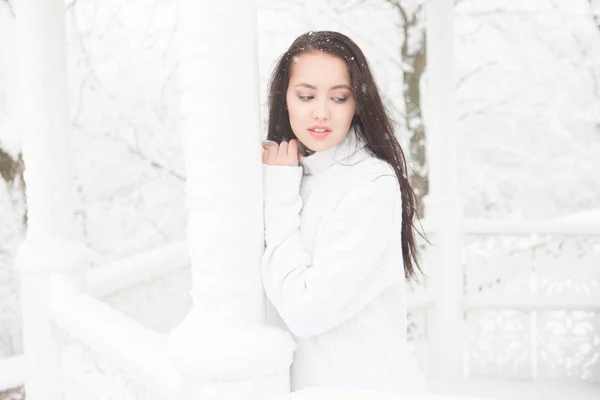 Portrait of a beautiful brunette outdoors. — Stock Photo, Image