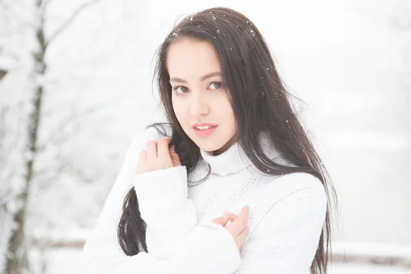 Outdoor Portret van schattig meisje witte warme trui — Stockfoto