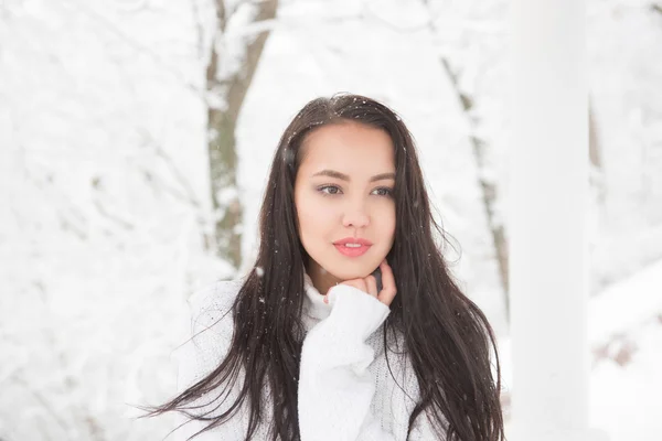 Portrét krásné bruneta venku. — Stock fotografie