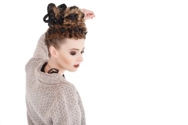 Rahat kıyafetler beyaz arka plan üzerinde izole kadın.