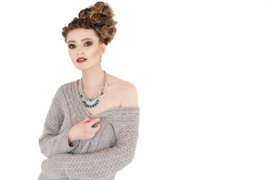 Kırmızı dudaklar ile sıcak bir kazak kız güzel