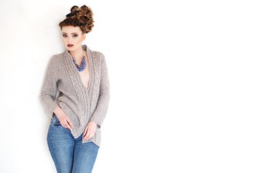 Kırmızı dudaklar ile sıcak bir kazak kız güzel