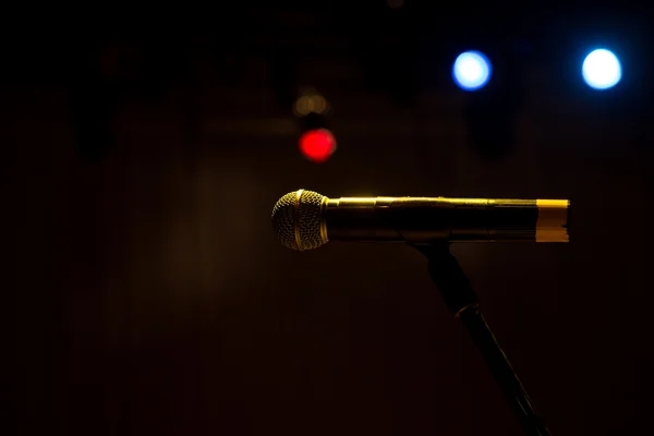 Close-up van microfoon in concertzaal — Stockfoto