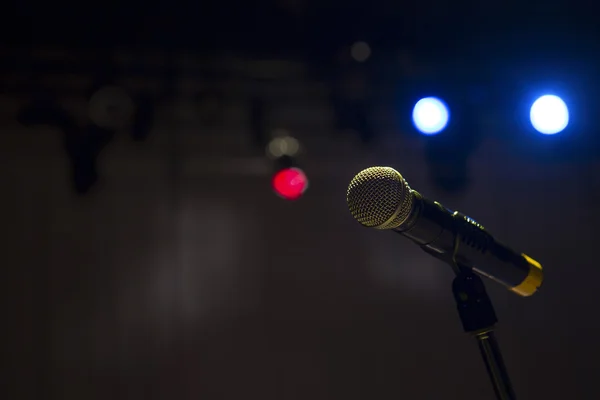 Close-up van microfoon in concertzaal — Stockfoto