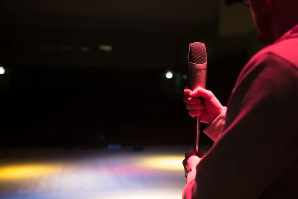 Sunucunun mikrofona konuştuğunu hayal edin..