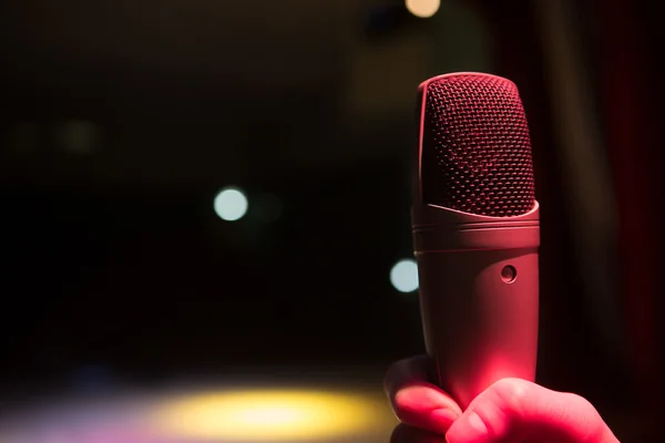 Beeld van de Close up van microfoon in concertzaal — Stockfoto