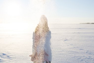 Eğleniyor ve kar kış alanında atma kadın