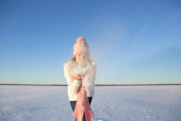 Piękna dziewczyna na tle zima — Zdjęcie stockowe