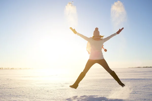 Glückliches Mädchen mit rotem Schal im Winter — Stockfoto