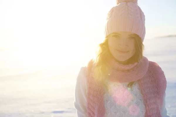 Piękny portret na tle zima. — Zdjęcie stockowe