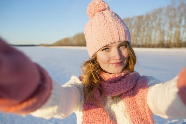 Pretty young female tourist takes selfie in winter — Stock Photo, Image