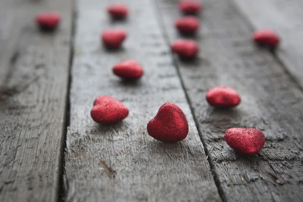 San Valentino cuore rosso su sfondo di legno — Foto Stock