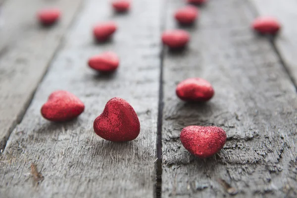 Dia dos namorados coração vermelho no fundo de madeira — Fotografia de Stock