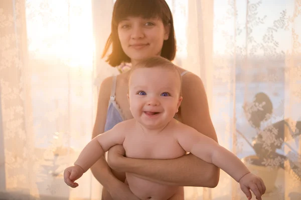 Madre e neonato vicino alla finestra — Foto Stock