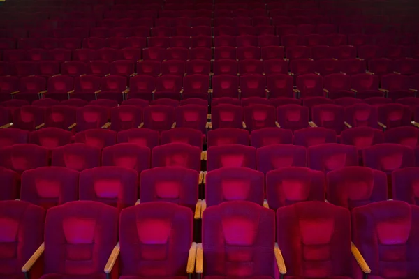 Sillones de terciopelo rojo en el auditorio vacío —  Fotos de Stock