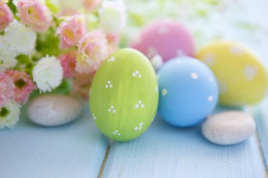 Ahşap arka planda paskalya yumurtaları