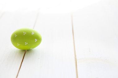 Yeşil Beyaz eski ahşap masa üzerinde yumurta