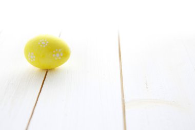 Beyaz eski ahşap masa üstünde sarı yumurta