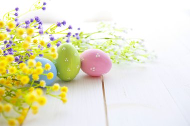 Ahşap arka planda renkli Paskalya yumurtaları.