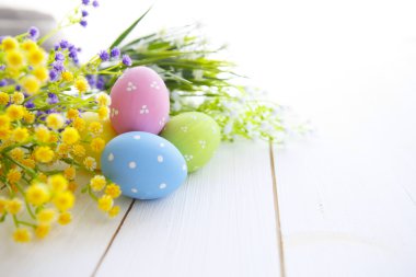Ahşap arka planda paskalya yumurtaları