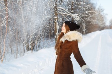 kartopu atarak bir siyah şapkalı kadın