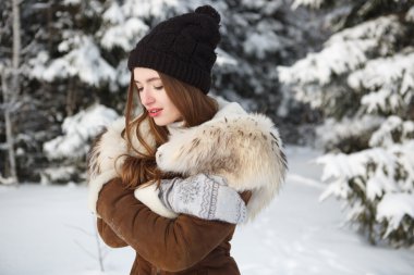 Kışın genç bir kadın