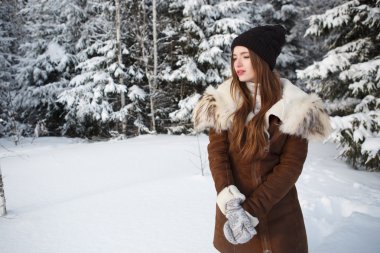 Soğuk kış günü kar yağışı üzerinde kış kadın. 