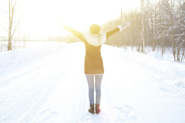 Joyeuse femme profitant de la neige d'hiver  . — Photo