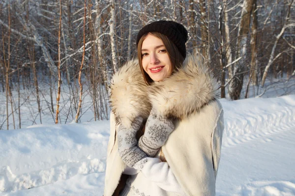 Winter vrouw op een koude winterdag sneeuwt. — Stockfoto