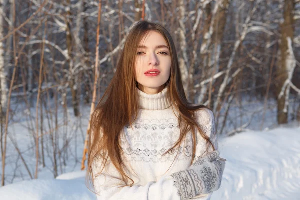 Doce menina bonita no parque de inverno — Fotografia de Stock