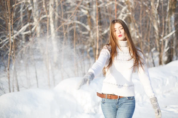 Donna che lancia palla di neve in Winter Park . — Foto Stock