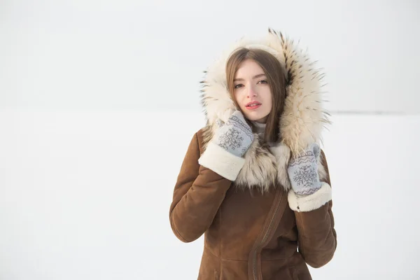 Jovem menina inverno retrato sensual . — Fotografia de Stock