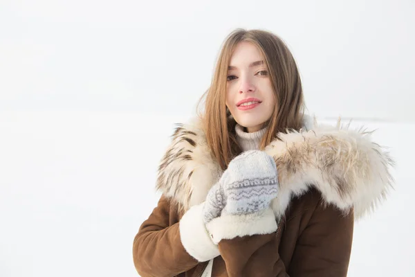 Sensual young brunette posing in winter park. — Stock Photo, Image