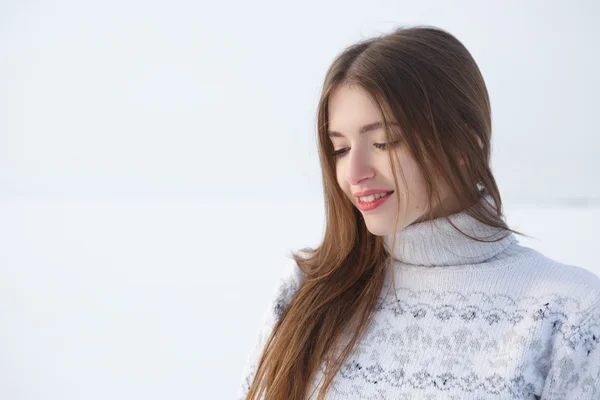 Portrait extérieur de fille sur pull chaud blanc — Photo